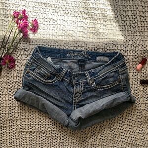 Cute vintage low waisted denim shorts with rolled up hem